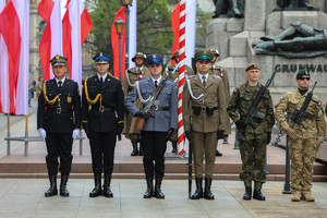 Przedstawiciele komapnii honorowych służb mundurowych pod grobem nieznanego żołnierza