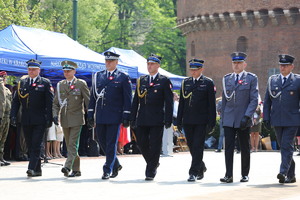 Komendant Miejski, Wojewódzki oraz przedstawicile-komendanci innych służb maszerują w stronę grobu nieznanego żołnierza