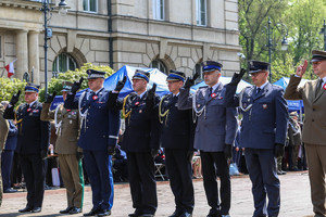 Komendant Miejski, Wojewódzki oraz przedstawicile-komendanci innych służb salutują w stronę grobu nieznanego żołnierza