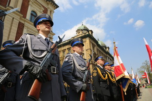 Policjanci kompanii honorowej policji na placu matejki