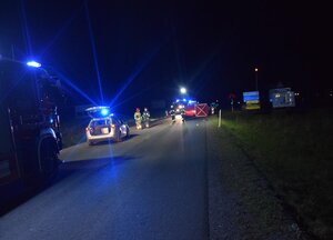 policja i straż pożarna zabezpieczają miejsce wypadku drogowego
