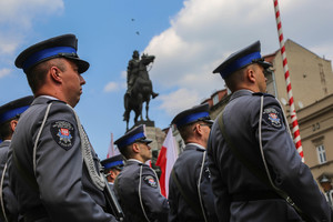 Policjanci kompanii honorowej policji na placu matejki w tle pomnik grunwaldzki
