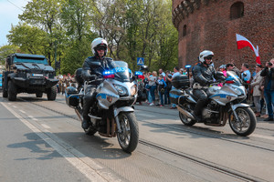 Dwa motocykle policyjne w  trakcie przejazdu