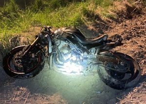 Rozbity motocykl, leżący z rowie melioracyjnym