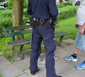 policjant podczas legitymowania osoby