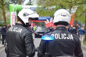 Zbliżenie na policyjnych motocyklistów