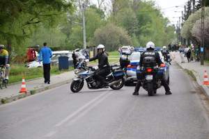 Policjanci na motorach zabezpieczający przejazd kolarzy
