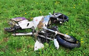 na trawie leży uszkodzony motocykl