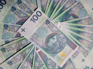 banknoty o nominale 100 złotych zdjęcie ilustracyjne