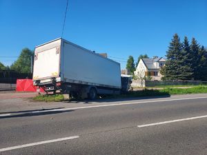 Samochód ciężarowy wbity kabiną w rów melioracyjny