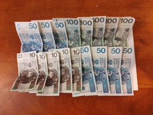 Banknoty o nominałach 100 zł, 50 zł i 10 złotowych.jpg