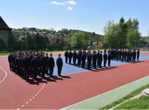 Uczniowie w mundurach biorący udział w ślubowaniu