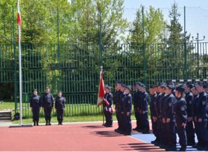 Uczniowie w mundurach biorący udział w ślubowaniu