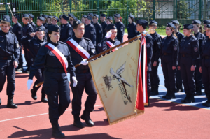 Uczniowie w mundurach biorący udział w ślubowaniu