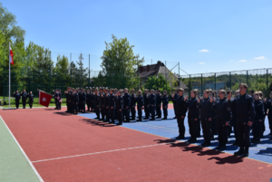 Uczniowie w mundurach biorący udział w ślubowaniu