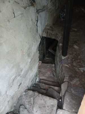 betonowe schody prowadzące do piwnicy