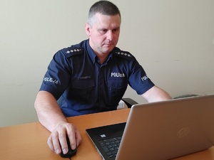 policjant prowadzący wykład online