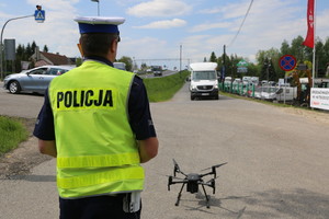 policjant startuje dronem