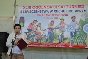 Na tle banneru finał wojewódzki ogólnopolskiego turnieju bezpieczeństwa ruchu drogowego przemawia pani dyrektor szkoły