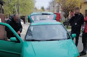 policjanci w trakcie zatrzymania sprawcy kradzieży