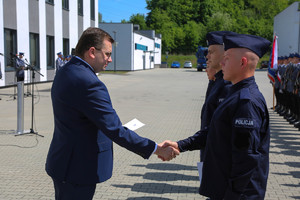 Wojewoda Małopolski podaje rękę nowo przyjętym funkcjonariuszom