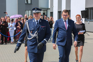 generał Małopolskiej Policji i wojewoda Małopolski wchodzą na plac apelowy podczas uroczystości ślubowania nowo przyjętych policjantów