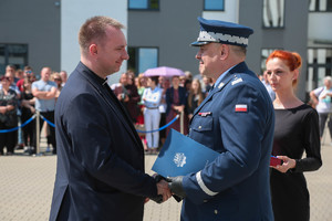 generał gratuluje kapelanowi Małopolskiej Policji