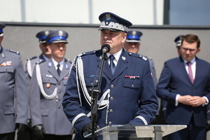 generał przemawia podczas ślubowania nowo przyjętych policjantów