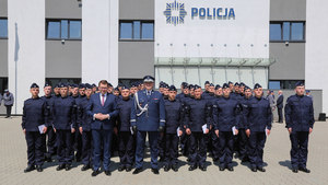 zdjęcie grupowe nowo przyjętych policjantów, wojewody i generała