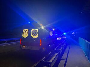 Pora nocna, widoczne rozbłyski sygnałów świetlnych służb ratunkowych karetki pogotowia i policji