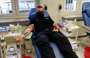 KPP Oświęcim. Policjant oddaje krew 2022