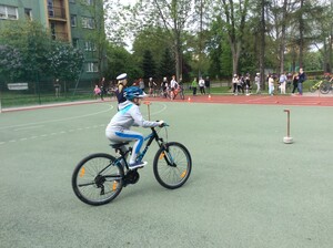 uczeń na rowerze pokonuje tor przeszkód podczas egzaminu na kartę rowerową