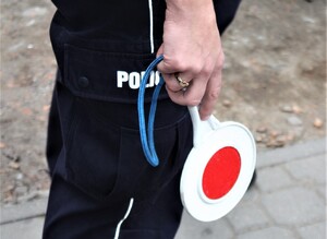 tarcza do zatrzymywania pojazdów w dłoni policjantki
