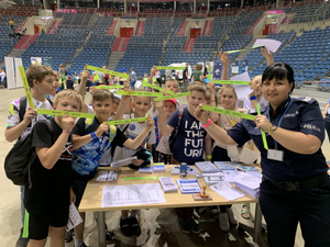 uczniowie wraz z policjantką prezentują odblaski