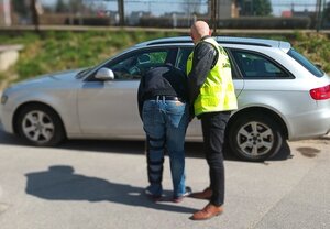 podejrzany wskazuje miejsce kradzieży katalizatora