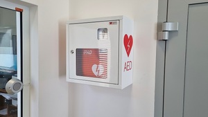 zawieszone na ścianie urządzenie aed w metalowej skrzynce