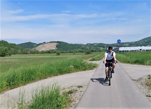 policjant na rowerze na ścieżce rowerowej