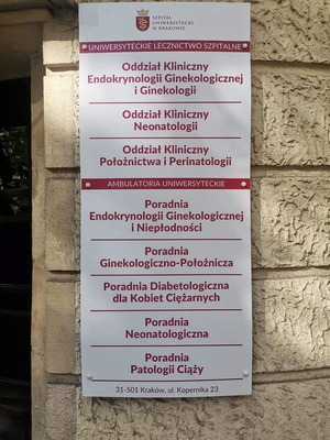 tabliczka informacyjna widniejąca na murze szpitala