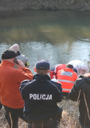 policjanci na brzegu rzeki