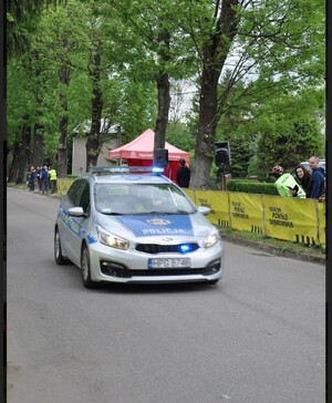 radiowóz zabezpieczający wyścig