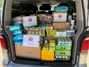 bagażnik wypełniony darami