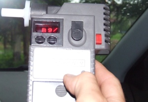 alcosensor trzymany w ręce przez policjanta po badaniu trzeźwości
