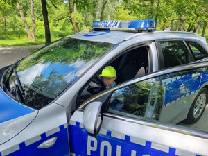 odnaleziony chłopiec siedzący za kierownicą w radiowozie