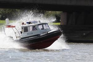 motorówka policyjna płynąca po wodzie