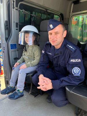 policjant wraz z dzieckiem w mundurze policyjnym