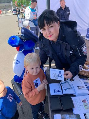 policjantka wraz z chłopcem i wykonanymi odciskami linii papilarnych
