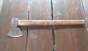 siekiera na podłodze