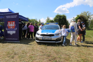 radiowóz policyjny i grupa ludzi