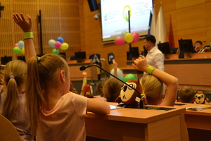 Pan Marszałek Smółka prowadzi rozmowy z dziećmi siedzącymi na Sali plenarnej