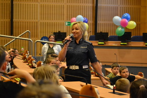 Policjantka na sali prowadzi wykład dla dzieci